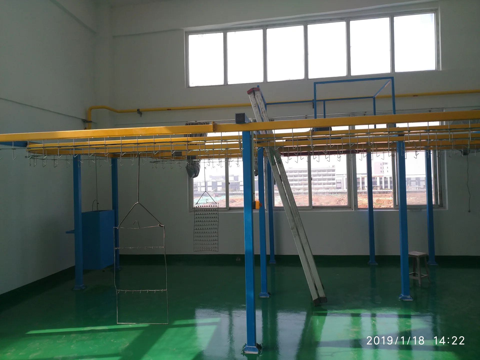 门窗配件锌合金喷涂生产线现场案例图片